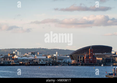 Une vue générale sur la baie de Cardiff, Pays de Galles, Royaume-Uni, montrant le Wales Millennium Centre, Pierhead Building, et le Senedd. Banque D'Images