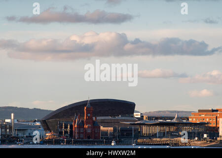 Une vue générale sur la baie de Cardiff, Pays de Galles, Royaume-Uni, montrant le Wales Millennium Centre, Pierhead Building, et le Senedd. Banque D'Images