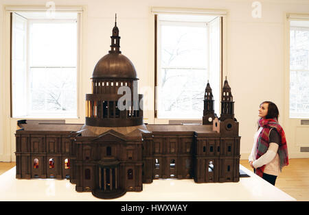 Jill Brown, de les Galeries Nationales Ecosse examine de plus près les 'Paul 2015" par l'artiste Nathan Coley, qui prend la forme d'une réplique grandeur nature de la Cathédrale St Paul à Londres, sur l'affichage à la Scottish Gallery of Modern Art, Edinburgh. L'œuvre fait partie de l'exposition maintenant et sera visible à partir de samedi 25 mars. Banque D'Images