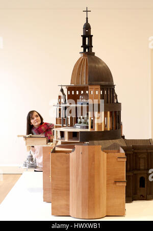 Jill Brown, de les Galeries Nationales Ecosse examine de plus près les 'Paul 2015" par l'artiste Nathan Coley, qui prend la forme d'une réplique grandeur nature de la Cathédrale St Paul à Londres, sur l'affichage à la Scottish Gallery of Modern Art, Edinburgh. L'œuvre fait partie de l'exposition maintenant et sera visible à partir de samedi 25 mars. Banque D'Images