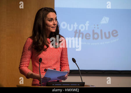 La duchesse de Cambridge au Collège Royal des Obstétriciens et Gynécologues de Londres où elle a lancé la santé mentale de la mère films destinés à aider les nouveaux parents de faire face à la dépression et autres problèmes de santé mentale. Banque D'Images