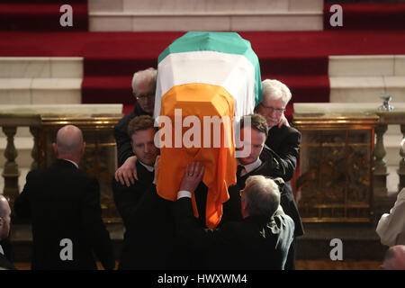 L'ajout de détails légende retransmis les fils de l'Irlande du Nord l'ancien vice-premier ministre et ex-commandant de l'IRA Martin McGuinness, Emmet (à gauche) et (à droite), Dave Wintour percussions transporter hors de son cercueil à St Columba's Church Tower, longue à Londonderry après ses funérailles. Banque D'Images