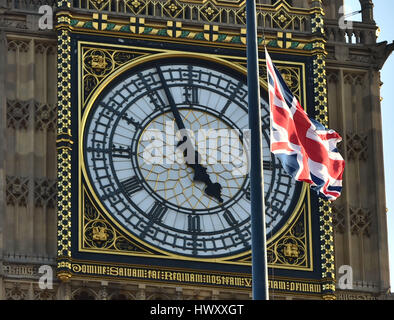 Une Union drapeau est mis en berne sur les chambres du Parlement à Londres, à la suite d'une attaque au cours de laquelle trois personnes ont été tuées lorsqu'un attaquant armé d'un couteau, nommé Khalid Masood, labouré une voiture de piétons sur le pont de Westminster avant d'assaut le domaine parlementaire, où il a été abattu. Banque D'Images