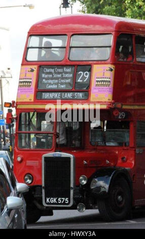 London's iconic Routemaster bus, sorti de sa retraite pour les navetteurs de Londres ferry accueil ; au cours de la grève des travailleurs souterrains. Banque D'Images