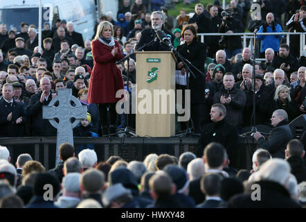 (De gauche à droite) du Sinn Fein Michelle O'Neill, Gerry Adams et Mary Lou McDonald parler à Derry City Cemetery, à Londonderry, après le service funèbre de l'Irlande du Nord l'ancien vice-premier ministre et ex-commandant de l'IRA Martin McGuinness. Banque D'Images