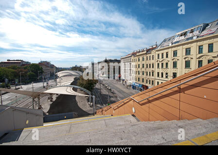 Urban-Loritz-Platz, Neubaugürtel, couverts de la station de métro et de tramway à Vienne, Autriche. Vue depuis l'escalier de la bibliothèque municipale. Banque D'Images