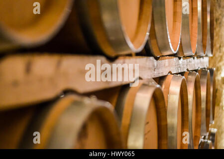 Des tonneaux de vin en cave de vinification libre empilés Banque D'Images