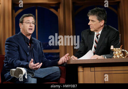 Bob Saget, gauche, conversations avec l'hôte Craig Ferguson lors d'un segment de la 'Late Late Show avec Craig Ferguson' à CBS Television City à Los Angeles, Californie le 16 février 2010. Photo par Francis Specker Banque D'Images