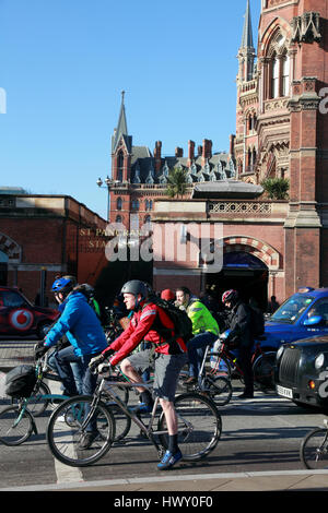 Les cyclistes attendent le feu pour changer sur Pancras Road entre St Pancras et King's Cross, le centre de Londres Banque D'Images