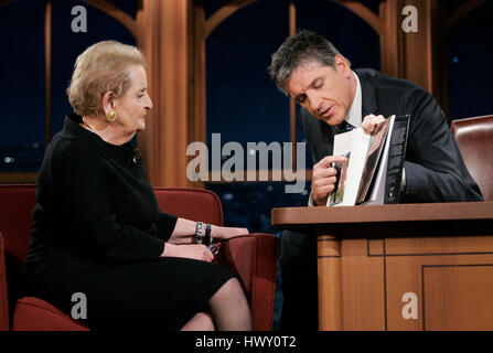 Madeleine Albright, gauche, conversations avec l'hôte Craig Ferguson sur une photo d'elle et le dirigeant nord-coréen Kim Jong-il dans son livre, 'Lire' les broches Mon pendant une partie de la 'Late Late Show avec Craig Ferguson' à CBS Television City à Los Angeles, Californie le 28 octobre 2009. Photo par Francis Specker Banque D'Images