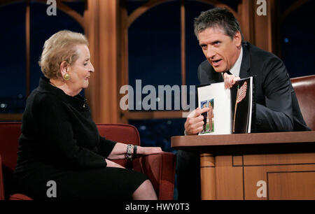 Madeleine Albright, gauche, conversations avec l'hôte Craig Ferguson sur une photo d'elle et le dirigeant nord-coréen Kim Jong-il dans son livre, 'Lire' les broches Mon pendant une partie de la 'Late Late Show avec Craig Ferguson' à CBS Television City à Los Angeles, Californie le 28 octobre 2009. Photo par Francis Specker Banque D'Images