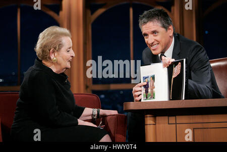 Madeleine Albright, gauche, conversations avec l'hôte Craig Ferguson sur une photo d'elle et le dirigeant nord-coréen Kim Jong-il dans son livre, 'Lire' les broches Mon pendant une partie de la 'Late Late Show avec Craig Ferguson' à CBS Television City à Los Angeles, Californie le 28 octobre 2009. Photo par Francis Specker Banque D'Images