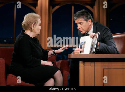 Madeleine Albright, gauche, conversations avec l'hôte Craig Ferguson sur une photo d'elle et le dirigeant nord-coréen Kim Jong-il dans son livre, 'Lire' les broches Mon pendant une partie de la 'Late Late Show avec Craig Ferguson' à CBS Television City à Los Angeles, Californie le 28 octobre 2009. Photo par Francis Specker Banque D'Images