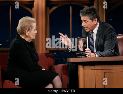 Madeleine Albright, gauche, conversations avec l'hôte Craig Ferguson à propos de son livre, 'Lire' les broches Mon pendant une partie de la 'Late Late Show avec Craig Ferguson' à CBS Television City à Los Angeles, Californie le 28 octobre 2009. Photo par Francis Specker Banque D'Images