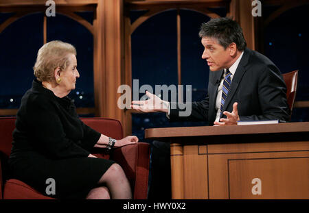 Madeleine Albright, gauche, conversations avec l'hôte Craig Ferguson à propos de son livre, 'Lire' les broches Mon pendant une partie de la 'Late Late Show avec Craig Ferguson' à CBS Television City à Los Angeles, Californie le 28 octobre 2009. Photo par Francis Specker Banque D'Images