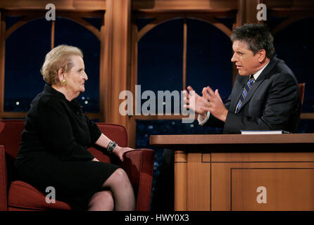 Madeleine Albright, gauche, conversations avec l'hôte Craig Ferguson à propos de son livre, 'Lire' les broches Mon pendant une partie de la 'Late Late Show avec Craig Ferguson' à CBS Television City à Los Angeles, Californie le 28 octobre 2009. Photo par Francis Specker Banque D'Images