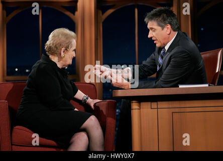 Madeleine Albright, gauche, conversations avec l'hôte Craig Ferguson sur son tatouage pendant une partie de la 'Late Late Show avec Craig Ferguson' à CBS Television City à Los Angeles, Californie le 28 octobre 2009. Photo par Francis Specker Banque D'Images