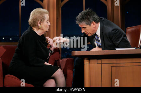 Madeleine Albright, gauche, conversations avec l'hôte Craig Ferguson à propos de son livre, 'Lire' les broches Mon pendant une partie de la 'Late Late Show avec Craig Ferguson' à CBS Television City à Los Angeles, Californie le 28 octobre 2009. Photo par Francis Specker Banque D'Images