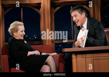 Madeleine Albright, gauche, conversations avec l'hôte Craig Ferguson à propos de son livre, 'Lire' les broches Mon pendant une partie de la 'Late Late Show avec Craig Ferguson' à CBS Television City à Los Angeles, Californie le 28 octobre 2009. Photo par Francis Specker Banque D'Images