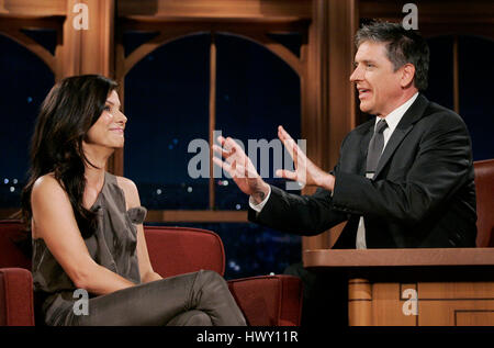 L'actrice Sandra Bullock, gauche, conversations avec l'hôte Craig Ferguson lors d'un segment de la 'Late Late Show avec Craig Ferguson' à CBS Television City à Los Angeles, Californie le 26 octobre 2009. Photo par Francis Specker Banque D'Images