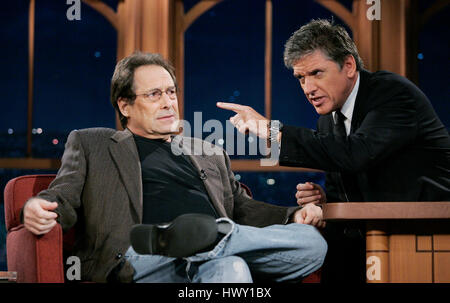 L'auteur David Milch, gauche, conversations avec l'hôte Craig Ferguson lors d'un segment de la 'Late Late Show avec Craig Ferguson' à CBS Television City à Los Angeles, Californie le 7 octobre 2009. Photo par Francis Specker Banque D'Images