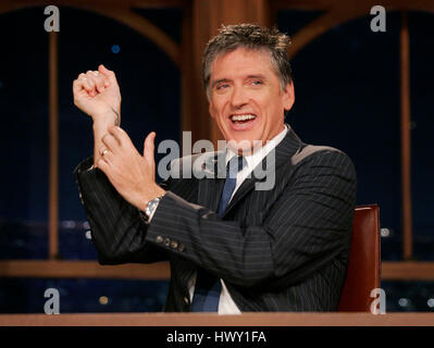 Craig Ferguson hôte montre son tatouage durant une partie de la 'Late Late Show avec Craig Ferguson' à CBS Television City à Los Angeles, Californie le 29 septembre 2009. Photo par Francis Specker Banque D'Images