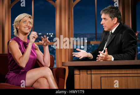 L'actrice Edie Falco, gauche, conversations avec l'hôte Craig Ferguson pendant un segment de 'The Late Late Show with Craig Ferguson" au CBS Television City de Los Angeles le lundi 3 août 2009. Photo par Francis Specker Banque D'Images