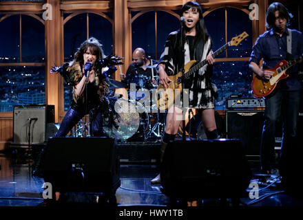 L'actrice Juliette Lewis se produit avec son groupe pendant une partie de la 'Late Late Show avec Craig Ferguson' à CBS Television City à Los Angeles, Californie le 7 septembre 2009. Photo par Francis Specker Banque D'Images