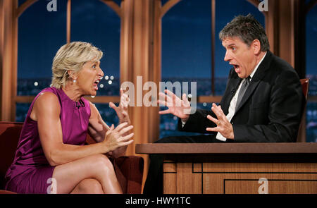 L'actrice Edie Falco, gauche, conversations avec l'hôte Craig Ferguson pendant un segment de 'The Late Late Show with Craig Ferguson" au CBS Television City de Los Angeles le lundi 3 août 2009. Photo par Francis Specker Banque D'Images