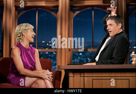 L'actrice Edie Falco, gauche, conversations avec l'hôte Craig Ferguson pendant un segment de 'The Late Late Show with Craig Ferguson" au CBS Television City de Los Angeles le lundi 3 août 2009. Photo par Francis Specker Banque D'Images