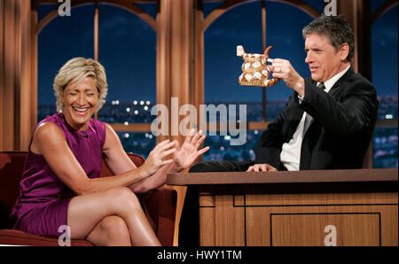 L'actrice Edie Falco, gauche, conversations avec l'hôte Craig Ferguson pendant un segment de 'The Late Late Show with Craig Ferguson" au CBS Television City de Los Angeles le lundi 3 août 2009. Photo par Francis Specker Banque D'Images