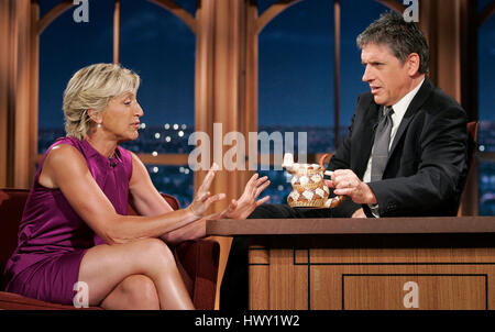 L'actrice Edie Falco, gauche, conversations avec l'hôte Craig Ferguson pendant un segment de 'The Late Late Show with Craig Ferguson" au CBS Television City de Los Angeles le lundi 3 août 2009. Photo par Francis Specker Banque D'Images