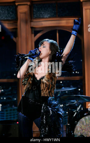 L'actrice Juliette Lewis se produit avec son groupe pendant une partie de la 'Late Late Show avec Craig Ferguson' à CBS Television City à Los Angeles, Californie le 7 septembre 2009. Photo par Francis Specker Banque D'Images