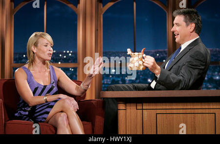 Chelsea Handler, gauche, avec l'hôte Craig Ferguson pendant un segment de 'The Late Late Show with Craig Ferguson" à CBS Television City à Los Angeles, Californie, le 27 juillet 2009. Photo par Francis Specker Banque D'Images