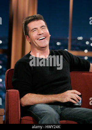 Simon Cowell pendant un segment de 'The Late Late Show with Craig Ferguson" à CBS Television City à Los Angeles, Californie, le 20 avril 2009. Photo par Francis Specker Banque D'Images