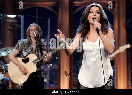 Martina McBride exécute pendant un segment de 'The Late Late Show with Craig Ferguson" à CBS Television City à Los Angeles, Californie, le 1 avril 2009. Photo par Francis Specker Banque D'Images