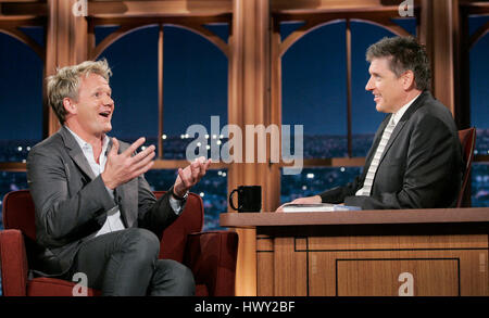 Chef Gordon Ramsay, gauche, conversations avec l'hôte Craig Ferguson pendant un segment de 'The Late Late Show with Craig Ferguson" à CBS Television City à Los Angeles, Californie, le 10 mars 2009. Photo par Francis Specker Banque D'Images