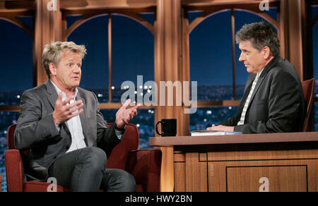 Chef Gordon Ramsay, gauche, conversations avec l'hôte Craig Ferguson pendant un segment de 'The Late Late Show with Craig Ferguson" à CBS Television City à Los Angeles, Californie, le 10 mars 2009. Photo par Francis Specker Banque D'Images