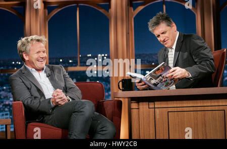 Chef Gordon Ramsay, gauche, conversations avec l'hôte Craig Ferguson pendant un segment de 'The Late Late Show with Craig Ferguson" à CBS Television City à Los Angeles, Californie, le 10 mars 2009. Photo par Francis Specker Banque D'Images