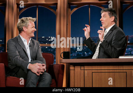 Chef Gordon Ramsay, gauche, conversations avec l'hôte Craig Ferguson pendant un segment de 'The Late Late Show with Craig Ferguson" à CBS Television City à Los Angeles, Californie, le 10 mars 2009. Photo par Francis Specker Banque D'Images