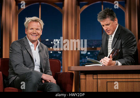 Chef Gordon Ramsay, gauche, conversations avec l'hôte Craig Ferguson pendant un segment de 'The Late Late Show with Craig Ferguson" à CBS Television City à Los Angeles, Californie, le 10 mars 2009. Photo par Francis Specker Banque D'Images