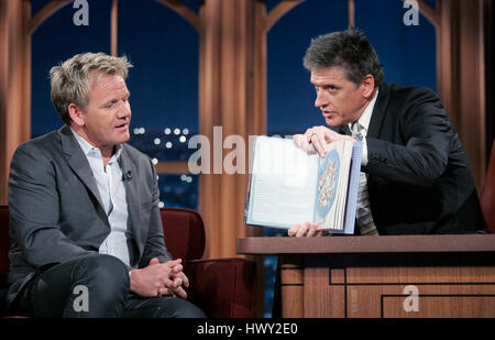 Chef Gordon Ramsay, gauche, conversations avec l'hôte Craig Ferguson pendant un segment de 'The Late Late Show with Craig Ferguson" à CBS Television City à Los Angeles, Californie, le 10 mars 2009. Photo par Francis Specker Banque D'Images