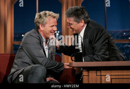 Chef Gordon Ramsay, gauche, conversations avec l'hôte Craig Ferguson pendant un segment de 'The Late Late Show with Craig Ferguson" à CBS Television City à Los Angeles, Californie, le 10 mars 2009. Photo par Francis Specker Banque D'Images