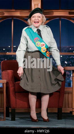 Betty White dans un uniforme de scout de fille pendant un segment de 'The Late Late Show with Craig Ferguson" à CBS Television City à Los Angeles, Californie, le 2 mars 2009. Photo par Francis Specker Banque D'Images