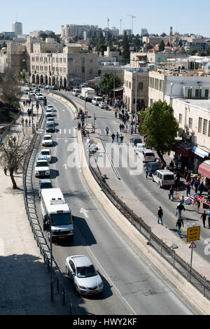 Jérusalem, Israël - 25 Février 2017 : Les voitures et les gens sur la rue Sultan Suleiman Banque D'Images