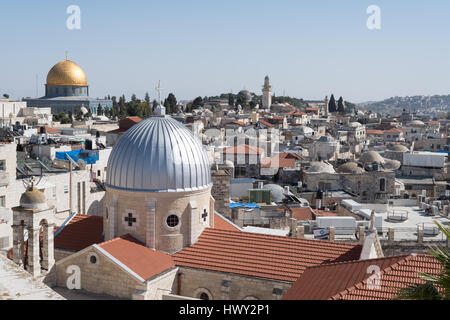 Jérusalem, Israël - 25 Février 2017 : La vue de l'hospice autrichien du pavillon sur le dôme du Rocher et le dôme de l'église de Sainte Marie d'agonie Banque D'Images