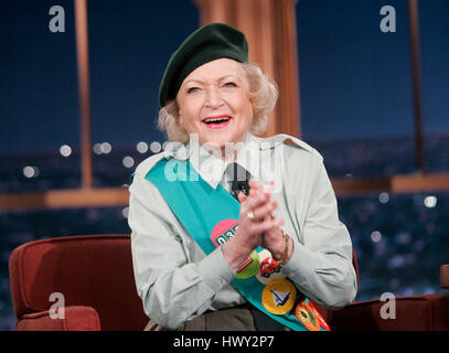 Betty White dans un uniforme de scout de fille pendant un segment de 'The Late Late Show with Craig Ferguson" à CBS Television City à Los Angeles, Californie, le 2 mars 2009. Photo par Francis Specker Banque D'Images