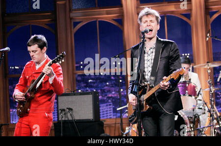 Le groupe musical, Franz Ferdinand, avec Alex Kapranos au chant, droite, et Nick McCarthy effectuer pendant un segment de 'The Late Late Show with Craig Ferguson" chez CBS Television City à Los Angeles le mercredi 28 janvier, 2009. Photo par Francis Specker Banque D'Images