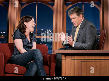 L'actrice Olivia Williams, gauche, conversations avec l'hôte Craig Ferguson pendant un segment de 'The Late Late Show with Craig Ferguson" à CBS Television City à Los Angeles, Californie, le 20 janvier, 2009. Photo par Francis Specker Banque D'Images