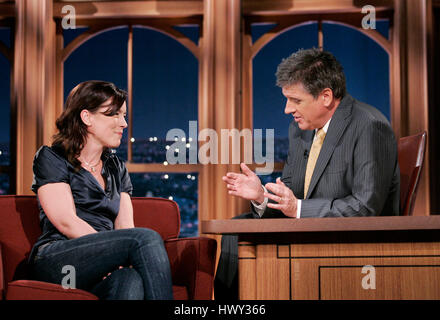 L'actrice Olivia Williams, gauche, conversations avec l'hôte Craig Ferguson pendant un segment de 'The Late Late Show with Craig Ferguson" à CBS Television City à Los Angeles, Californie, le 20 janvier, 2009. Photo par Francis Specker Banque D'Images